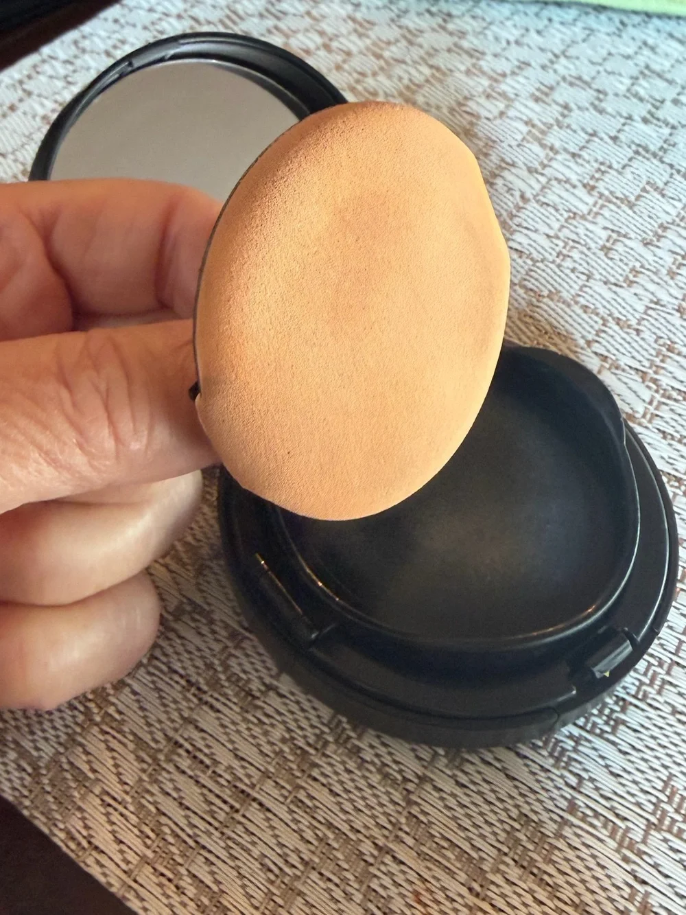 JUNG SAEM MOOL Essential Skin Nuder Cushion in Peach Light 99% full